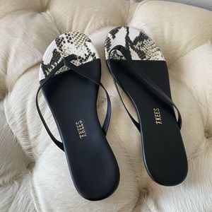 TKEES Flip Flops - Black w/Pattern -Brand New!